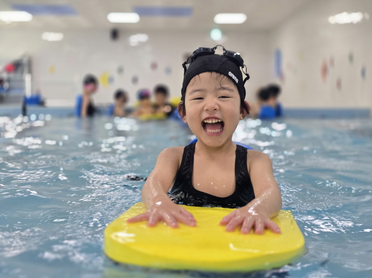 사랑하는 친구들과 즐거운 수영놀이